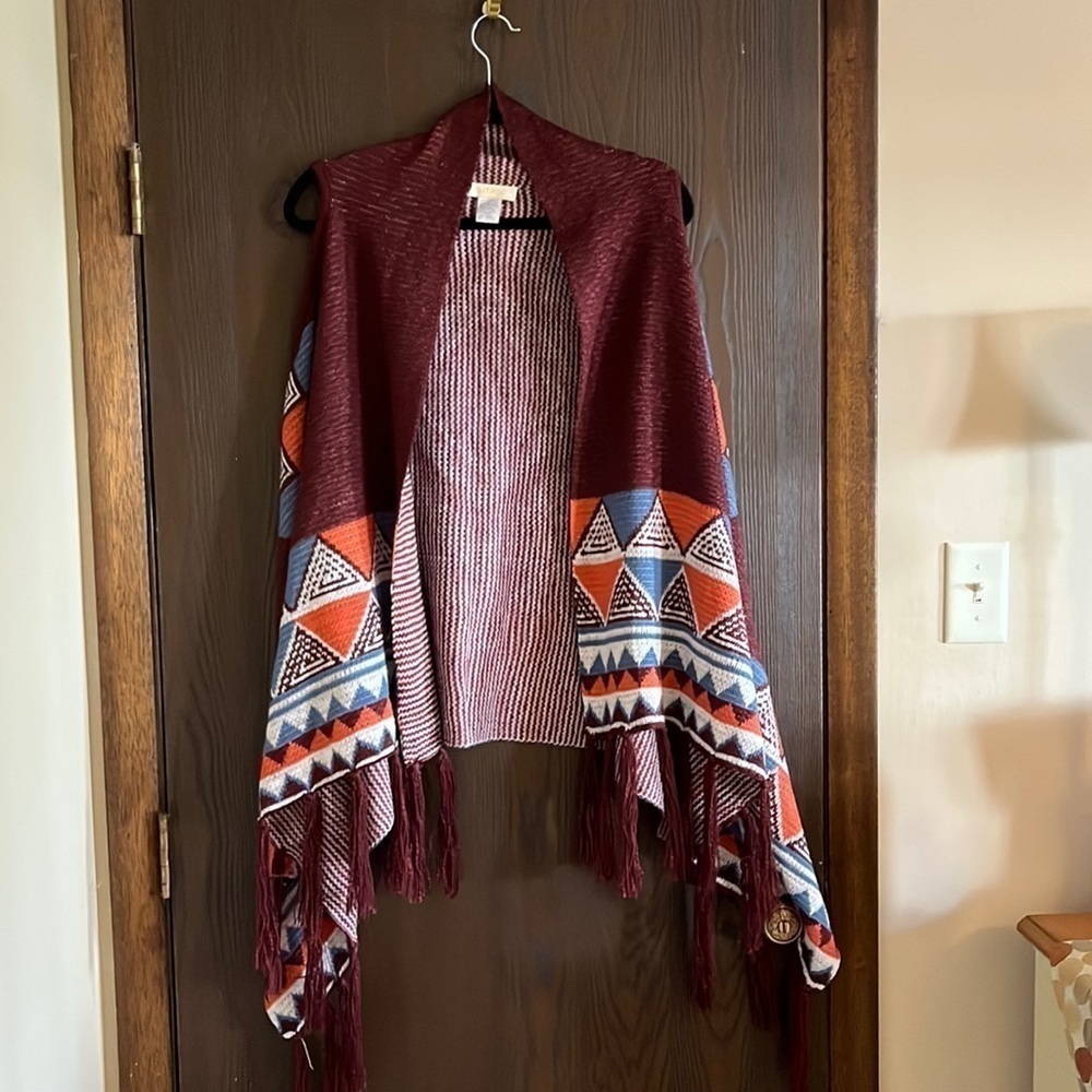 Entro patterned sweater vest with fringe. Size Large.